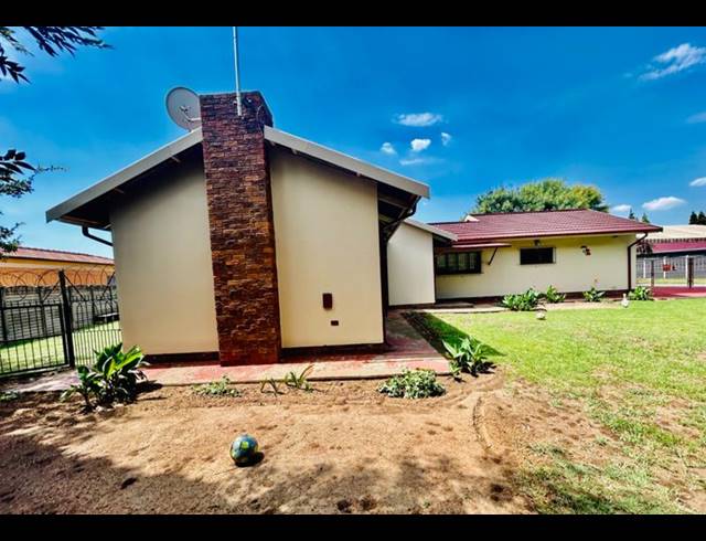 3 BEDROOM HOUSE FOR SALE IN VANDERBIJLPARK CE 3
